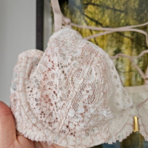 Vs Front Clasping Bra - Picture 2 of 3